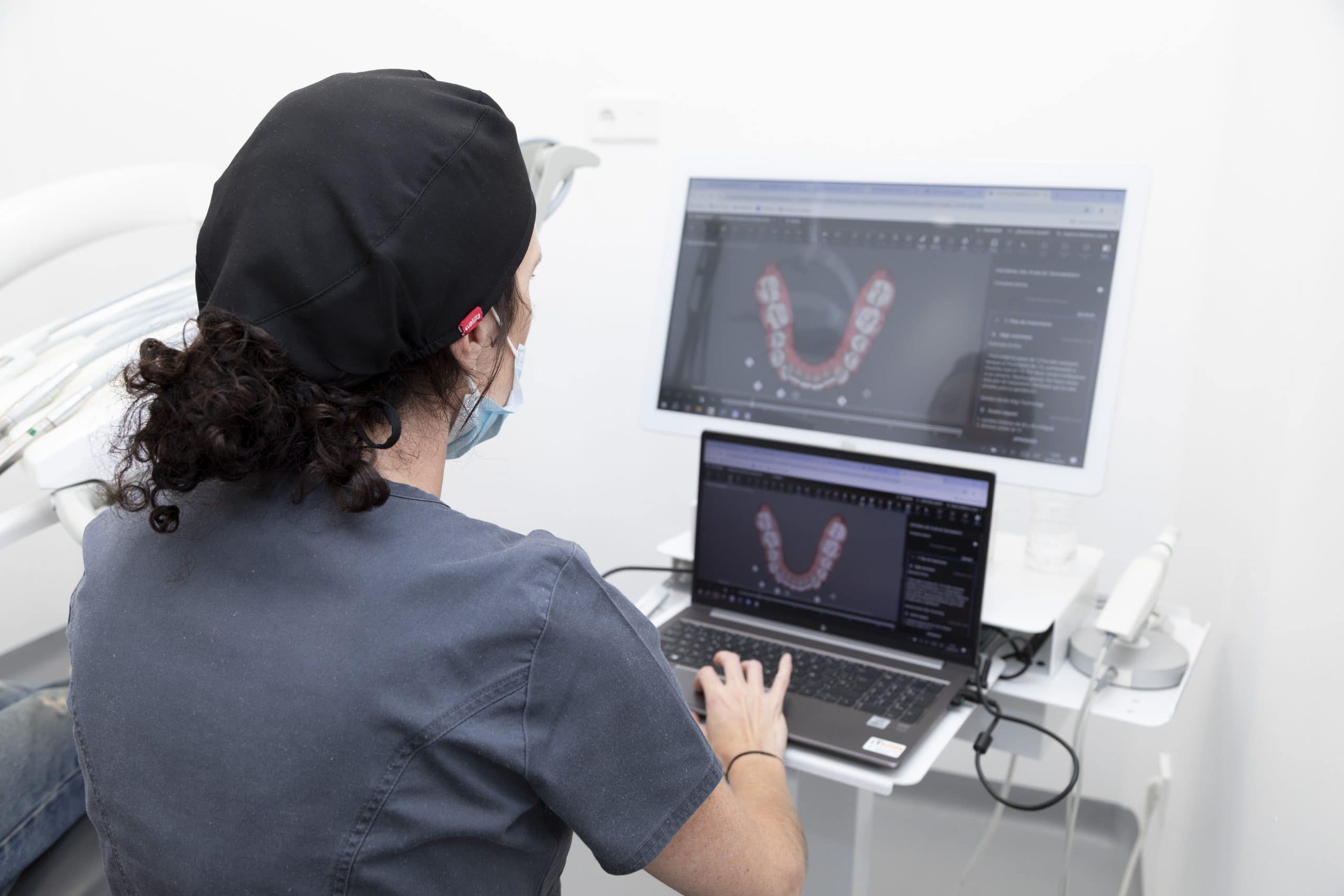 Diseño de sonrisa en clínica dental Ariño: estética y naturalidad